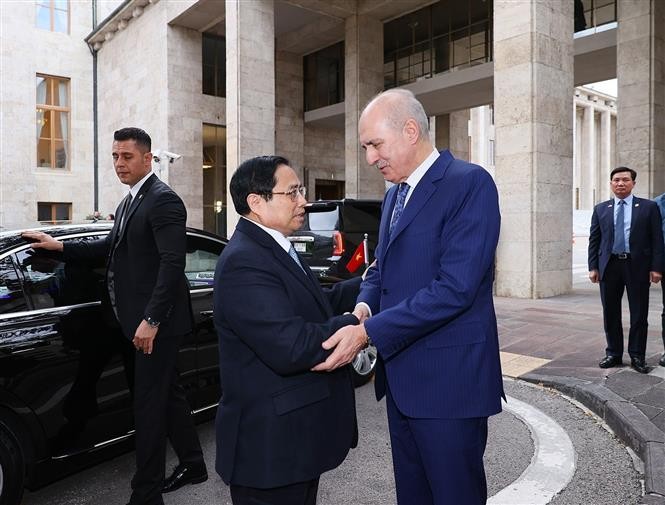 Thủ tướng Phạm Minh Chính gặp Chủ tịch Quốc hội Thổ Nhĩ Kỳ Numan Kurtulmus.