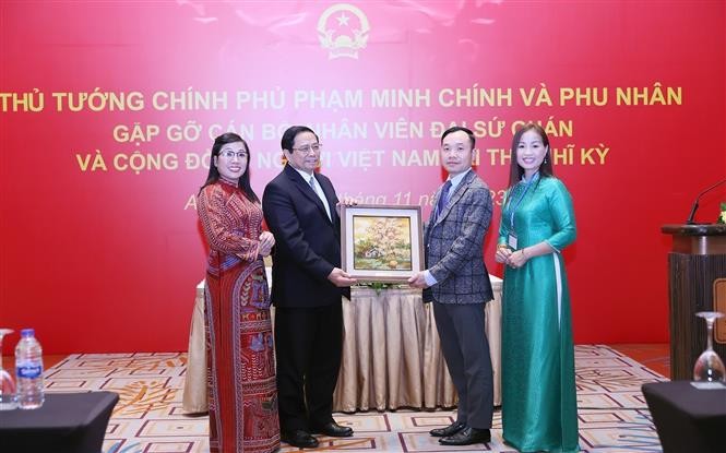 Thủ tướng Phạm Minh Chính và Phu nhân gặp gỡ cán bộ, nhân viên Đại sứ quán, cộng đồng người Việt Nam tại Thổ Nhĩ Kỳ