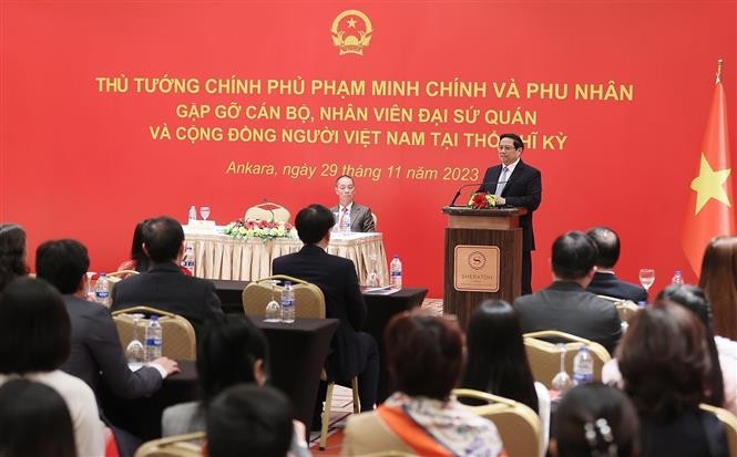 Thủ tướng Phạm Minh Chính phát biểu tại buổi gặp cán bộ, nhân viên Đại sứ quán và cộng đồng người Việt Nam tại Thổ Nhĩ Kỳ. (Nguồn: TTXVN)