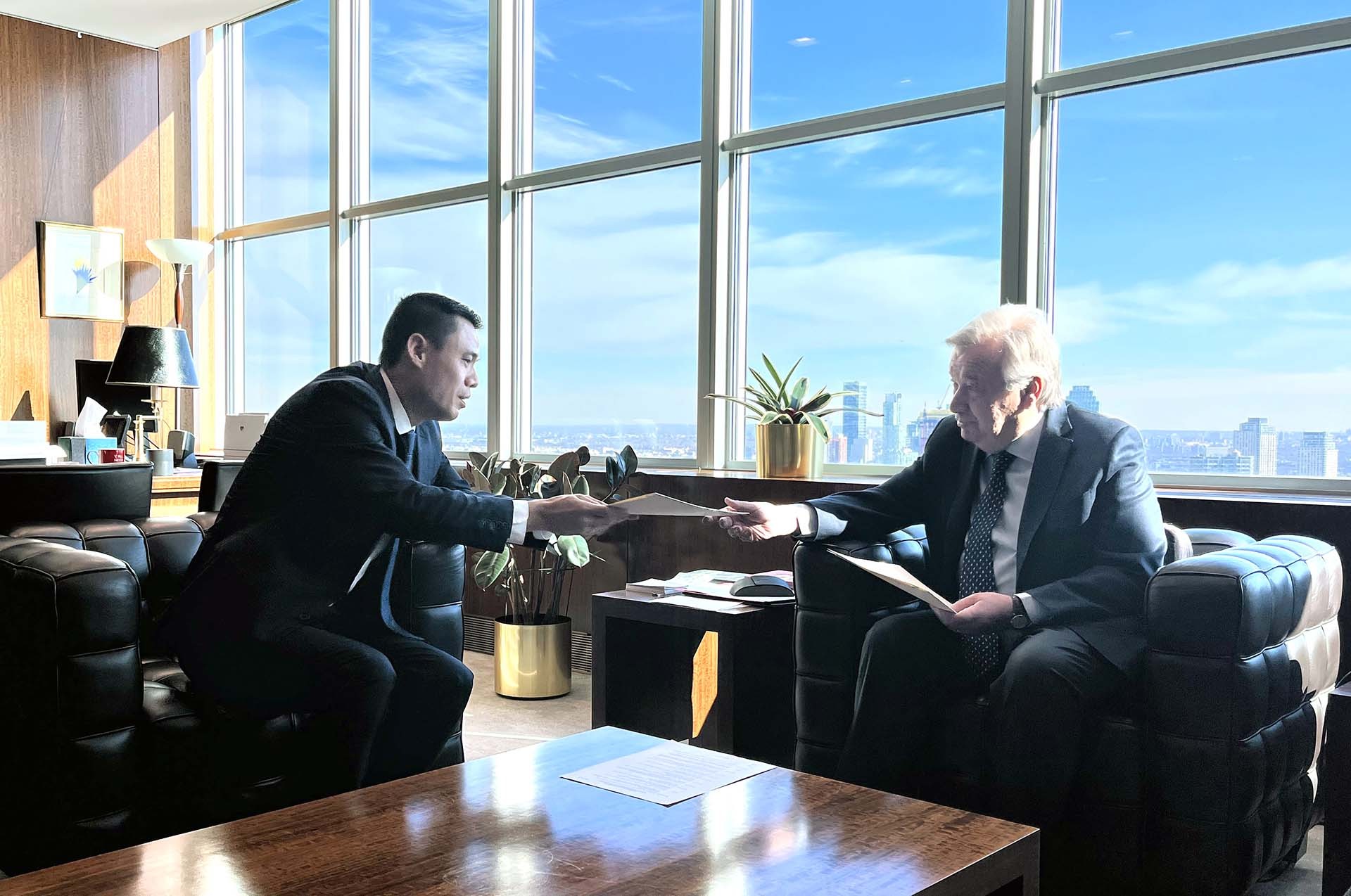 Đại sứ Đăng Hoàng Giang gặp và trao Tổng Thư ký LHQ António Guterres thư của Thủ tướng Chính phủ Phạm Minh Chính.