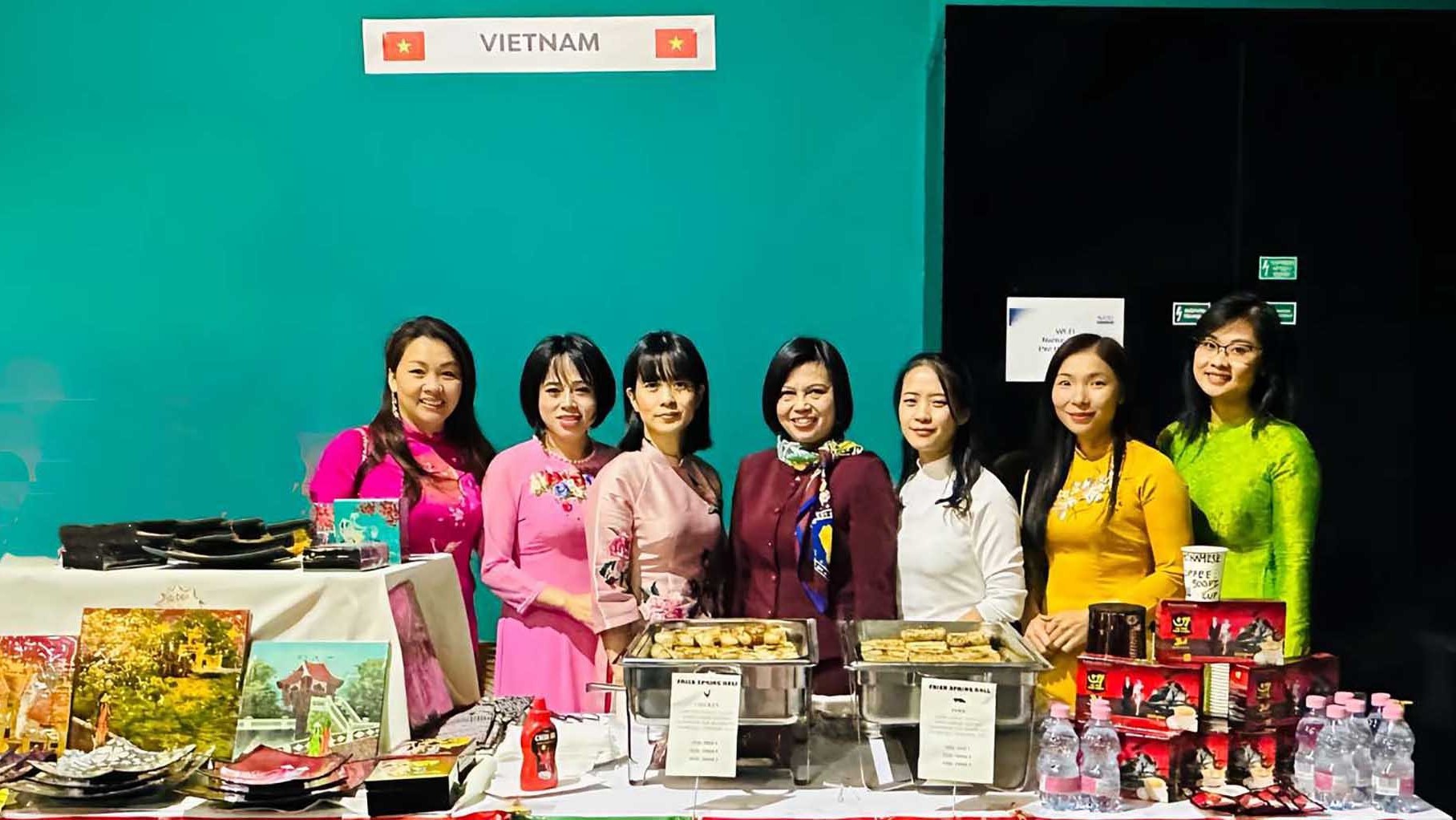 Đại sứ quán Việt Nam tại Hungary tham gia Hội chợ từ thiện ngoại giao thường niên 2023