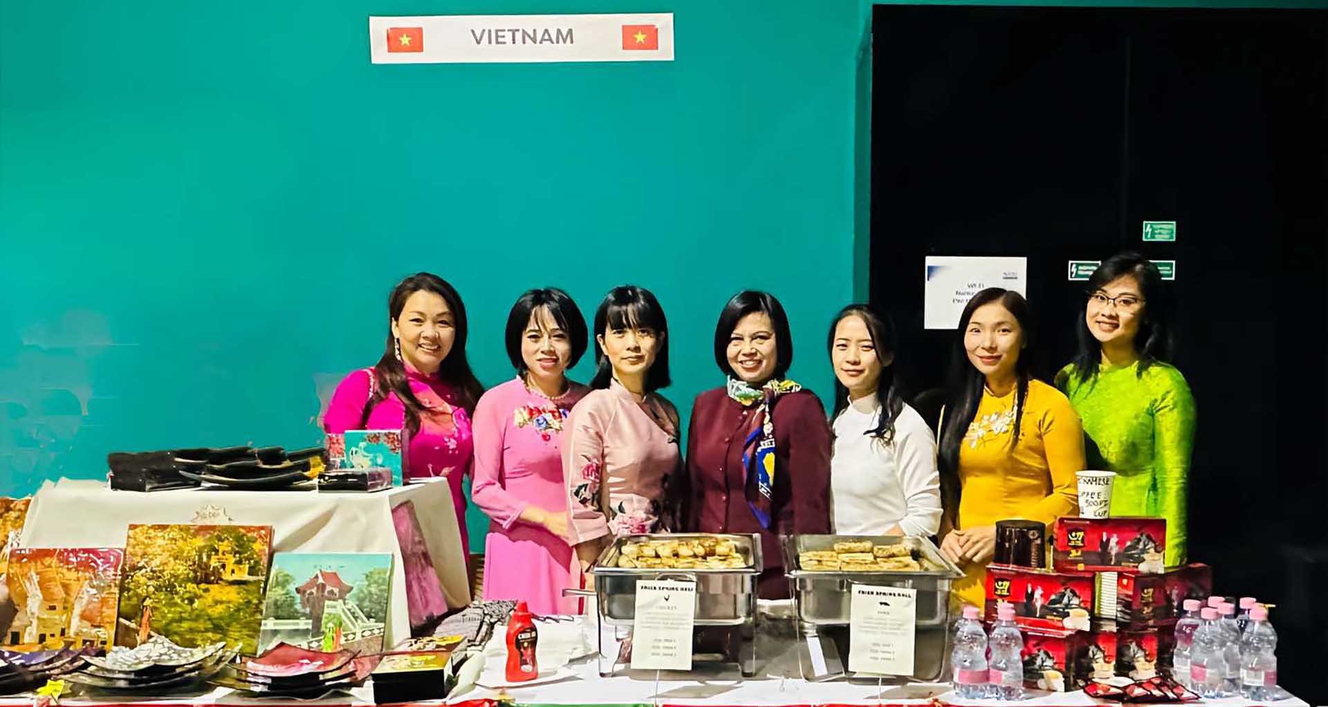 Đại sứ quán Việt Nam tại Hungary tham gia Hội chợ từ thiện ngoại giao thường niên 2023
