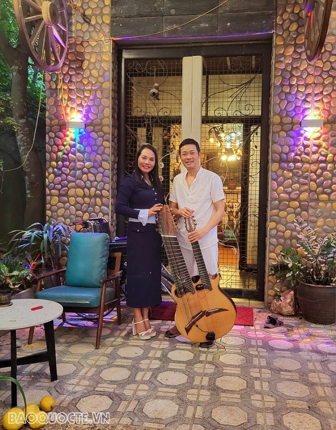 Tác giả và nghệ sĩ Việt Anh với cây đàn ấn tượng 21 dây. (Ảnh: MH)