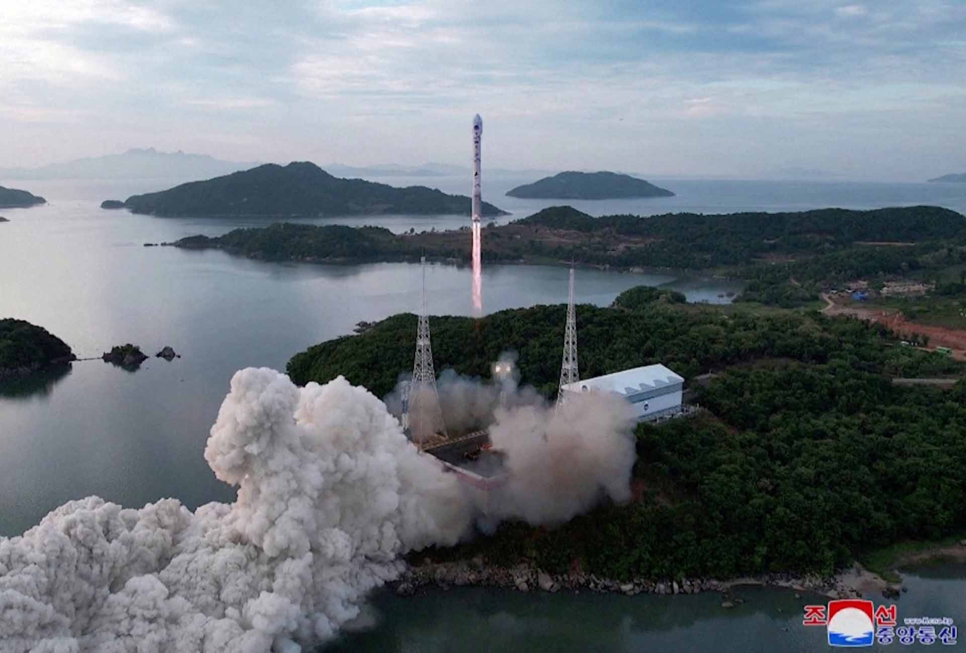 Việc Bình Nhưỡng phóng vệ tinh do thám quân sự và việc bỏ CMA từ hai phía đã dẫn đến vòng xoáy căng thẳng mới ở bán đảo Triều Tiên. (Nguồn: KCNA)