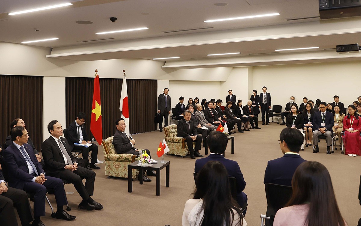 Chủ tịch nước Võ Văn Thưởng thăm Đại học Kyushu, trò chuyện với các du học sinh Việt Nam tiêu biểu