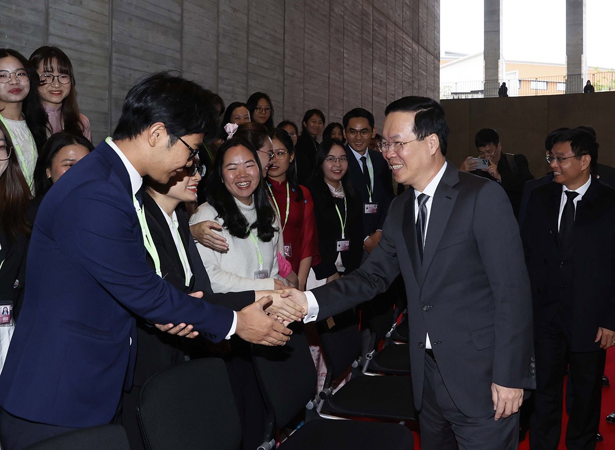 Chủ tịch nước Võ Văn Thưởng thăm Đại học Kyushu, trò chuyện với các du học sinh Việt Nam tiêu biểu