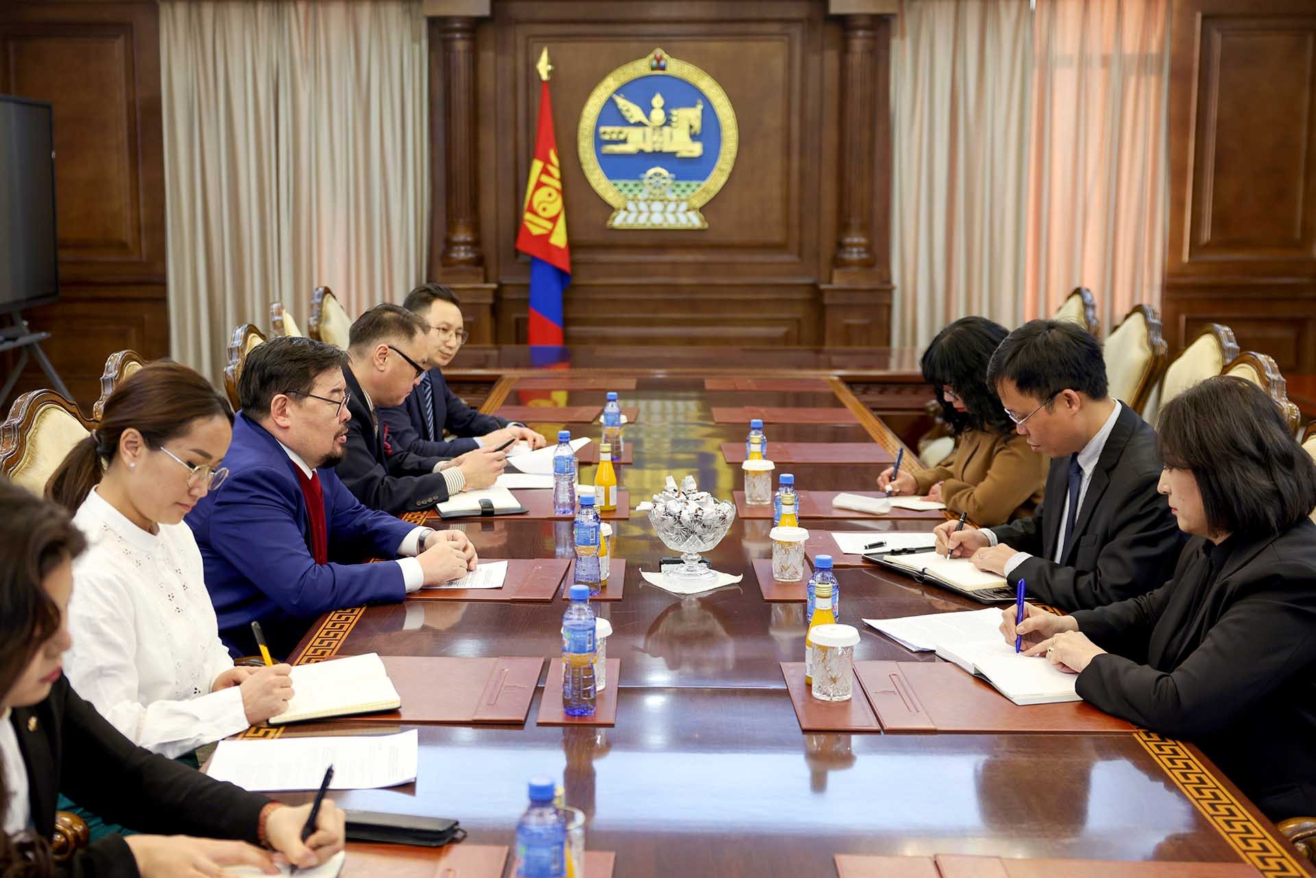 Chủ tịch Quốc hội Mông Cổ G. Zandanshatar tiếp Đại sứ Doãn Khánh Tâm. Chủ tịch Quốc hội Mông Cổ G. Zandanshatar tiếp Đại sứ Doãn Khánh Tâm.