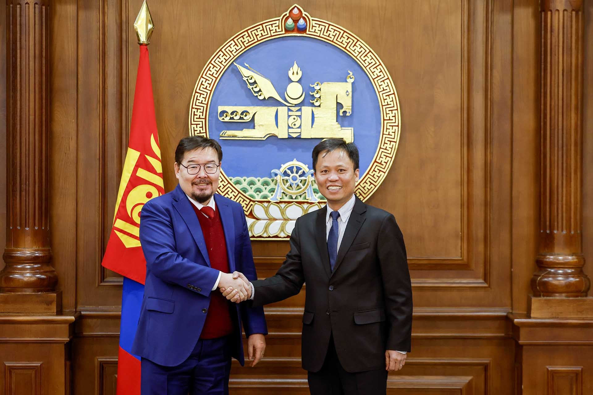 Chủ tịch Quốc hội Mông Cổ G. Zandanshatar tiếp Đại sứ Doãn Khánh Tâm. Chủ tịch Quốc hội Mông Cổ G. Zandanshatar tiếp Đại sứ Doãn Khánh Tâm.