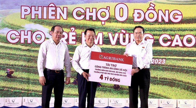 Agribank tài trợ 4 tỷ đồng xây dựng 02 công trình an sinh xã hội tại huyện Mù Cang Chải và huyện Văn Chấn, tỉnh Yên Bái