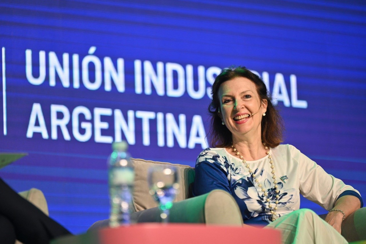 Ứng cử viên cho vị trí Ngoại trưởng Argentina – bà Diana Mondino phát biểu tại buổi làm việc với Liên minh Công nghiệp Argentina (UIA). (Nguồn: Buenos Aires Herald)