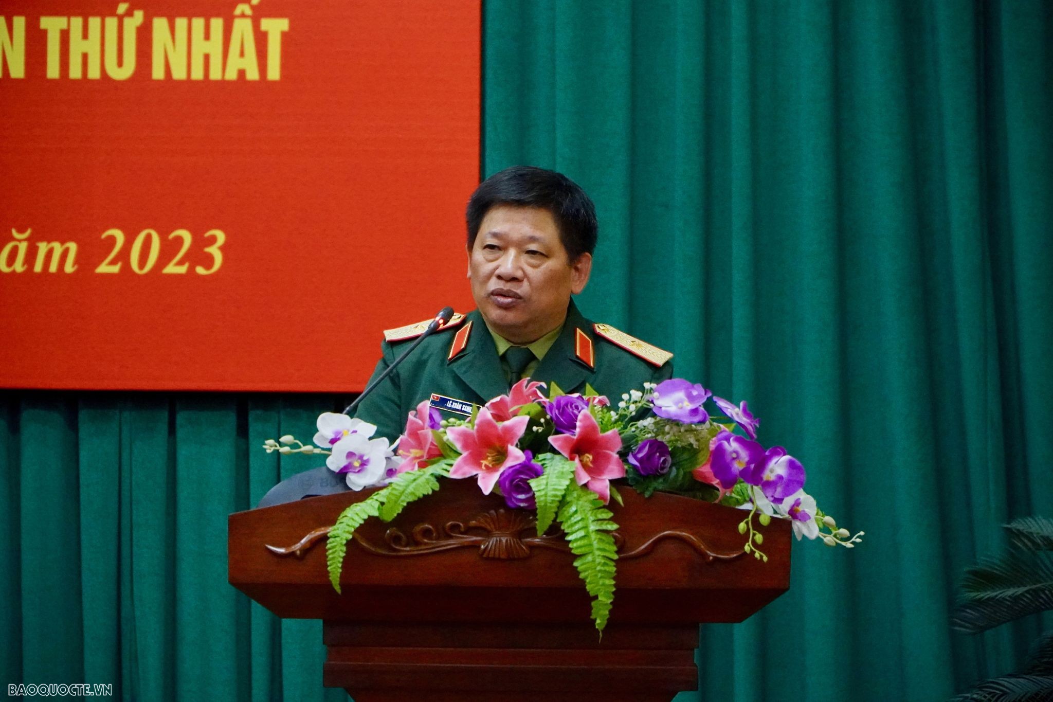 Thiếu tướng Lê Xuân Sang phát biểu tại buổi gặp mặt báo chí. 