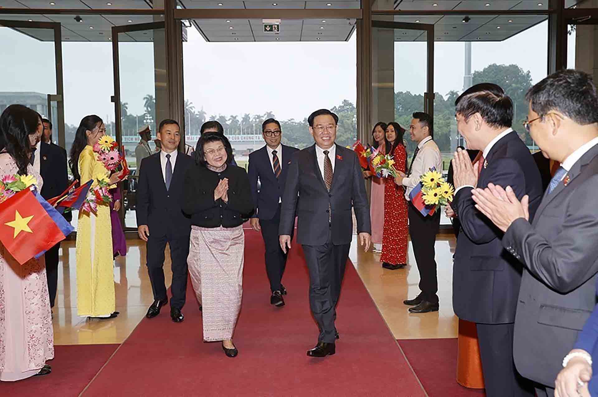 Chủ tịch Quốc hội Vương Đình Huệ và Chủ tịch Quốc hội Campuchia Samdech Khuon Sudary tại lễ đón. (Nguồn: TTXVN)