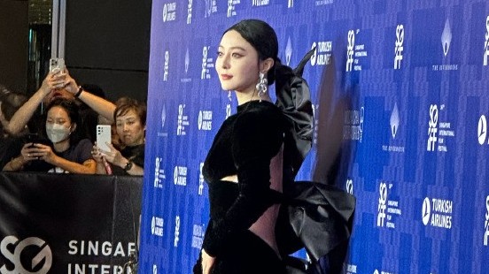 Diễn viên Phạm Băng Băng xinh đẹp với đầm đơn sắc đỏ, đen dự Liên hoan phim quốc tế Singapore