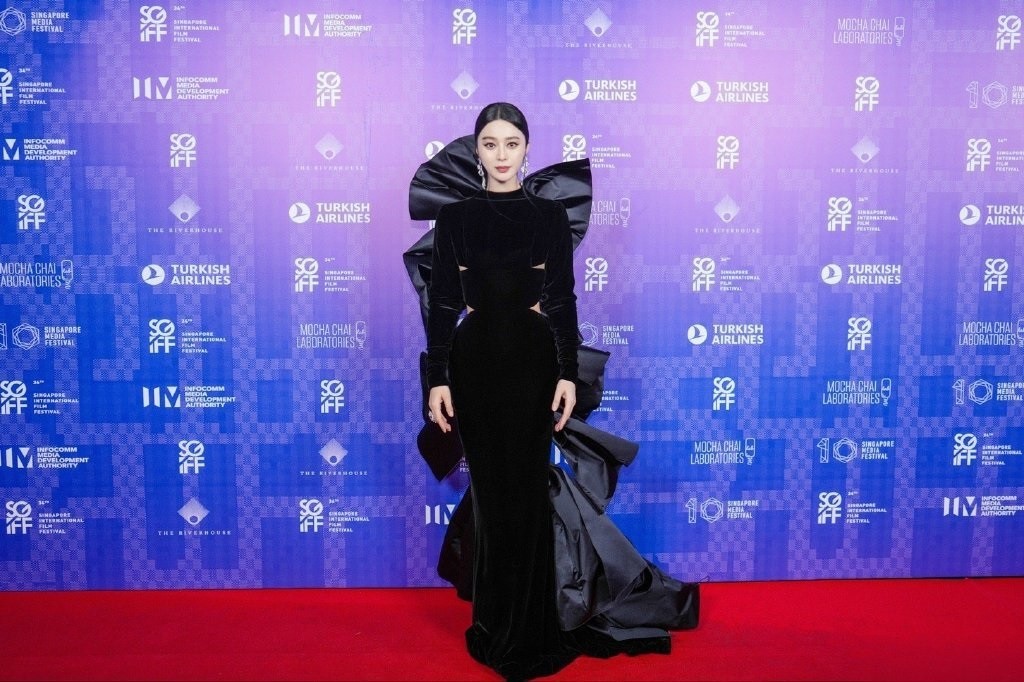 Dự Liên hoan phim quốc tế Singapore lần thứ 34 tại Shaw House tối 30/11, Băng Băng mặc đồ đặt riêng của nhà thiết kế thời trang nổi tiếng người Pháp Stephane Rolland. Bộ đầm giúp diễn viên khoe vóc dáng cao ráo.