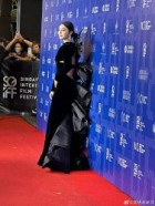 Diễn viên Phạm Băng Băng xinh đẹp với đầm đơn sắc đỏ, đen dự Liên hoan phim quốc tế Singapore