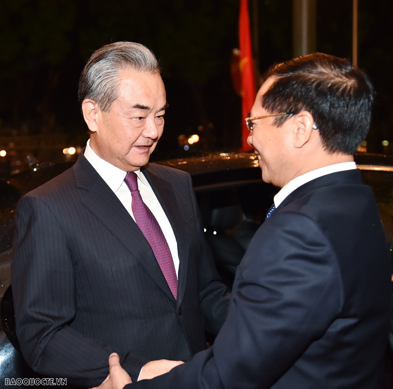Chiều tối ngày 1/12, tại Nhà khách Chính phủ, Bộ trưởng Ngoại giao Bùi Thanh Sơn đã đón và hội đàm với Bộ trưởng Ngoại giao Trung Quốc Vương Nghị.