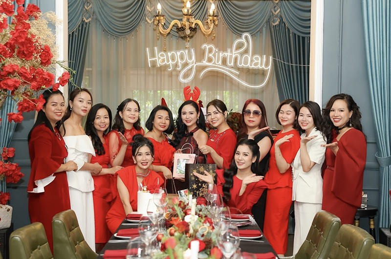 Nữ hoàng hoa hồng Bùi Thanh Hương vui mừng đón sinh nhật cùng chị em Happy Women miền Bắc 1 và HWO