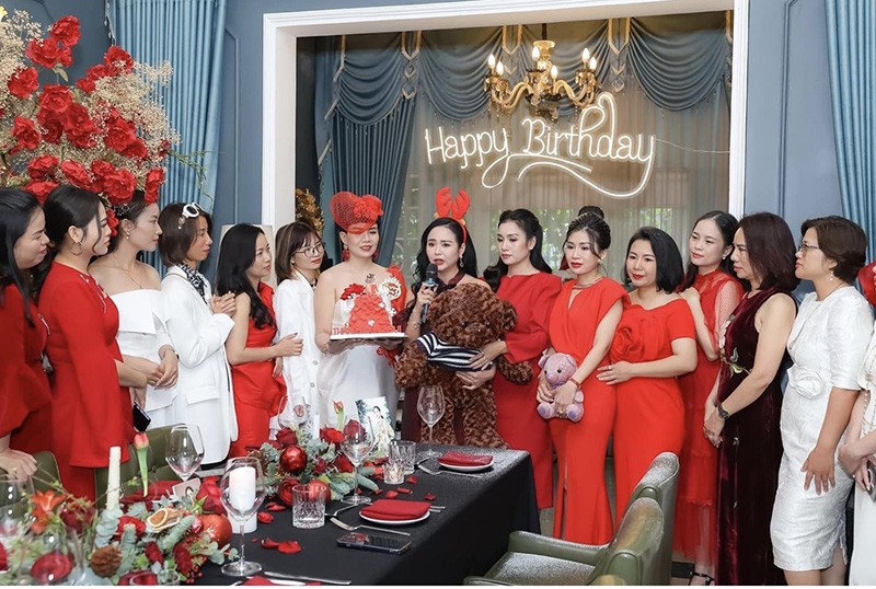 Bùi Thanh Hương xúc động chia sẻ tại buổi tiệc sinh nhật cùng chị em.