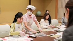 Phu nhân Chủ tịch nước trải nghiệm làm sushi, pha trà đạo và đồ thủ công truyền thống của Nhật Bản