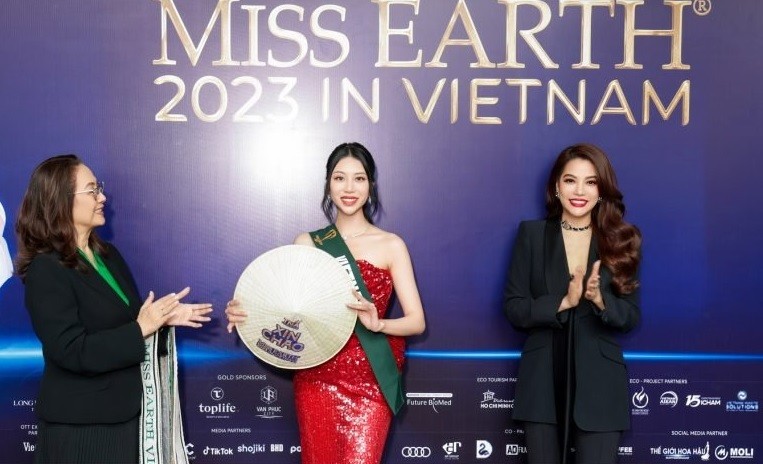 Hoa hậu Trái đất 2023: Bà Trương Ngọc Ánh trao sash và tặng nón lá Việt Nam cho các thí sinh