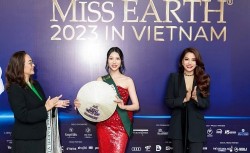 Hoa hậu Trái đất 2023: Bà Trương Ngọc Ánh trao sash và tặng nón lá Việt Nam cho các thí sinh