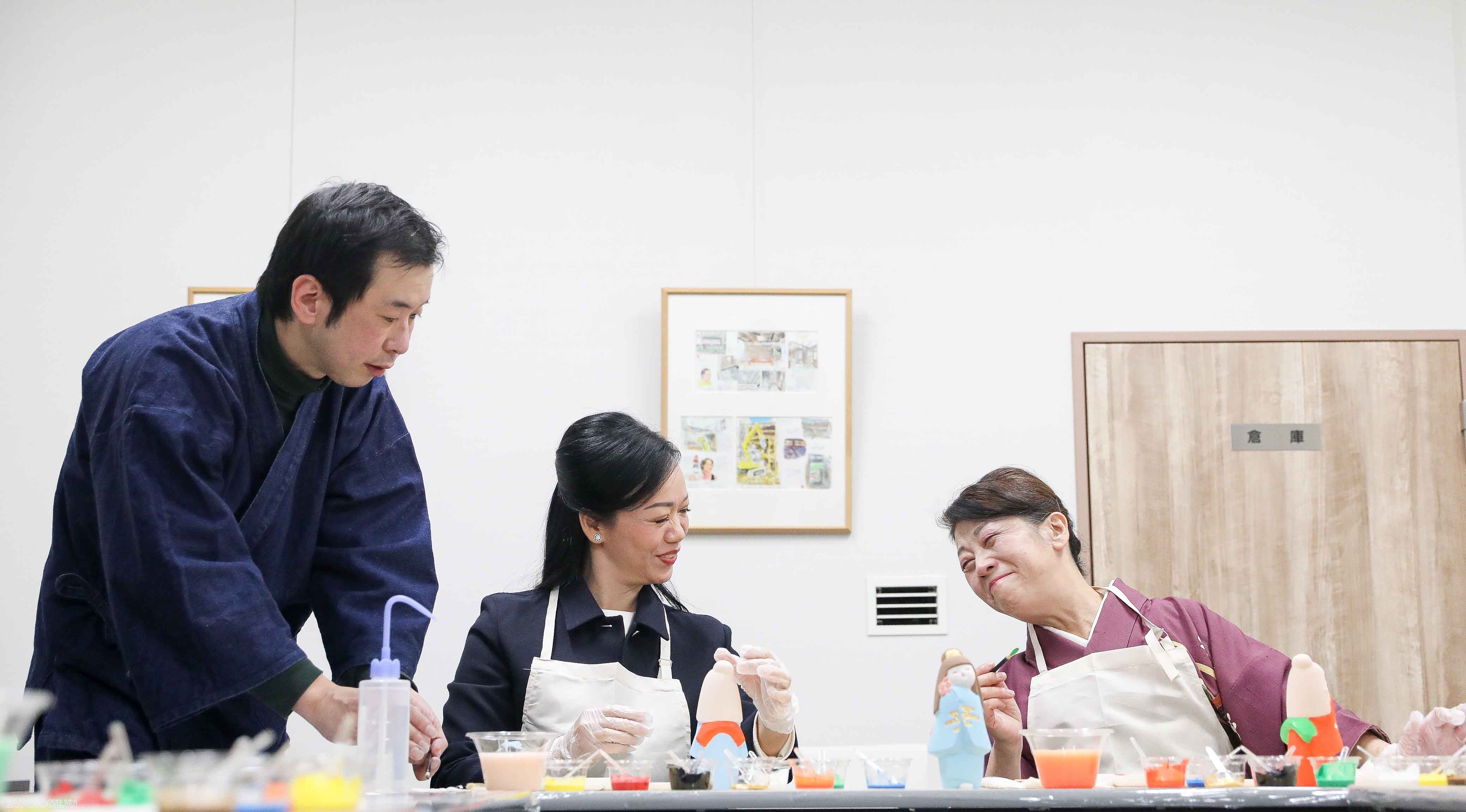 Phu nhân Chủ tịch nước trải nghiệm làm sushi, pha trà đạo và đồ thủ công truyền thống của Nhật Bản