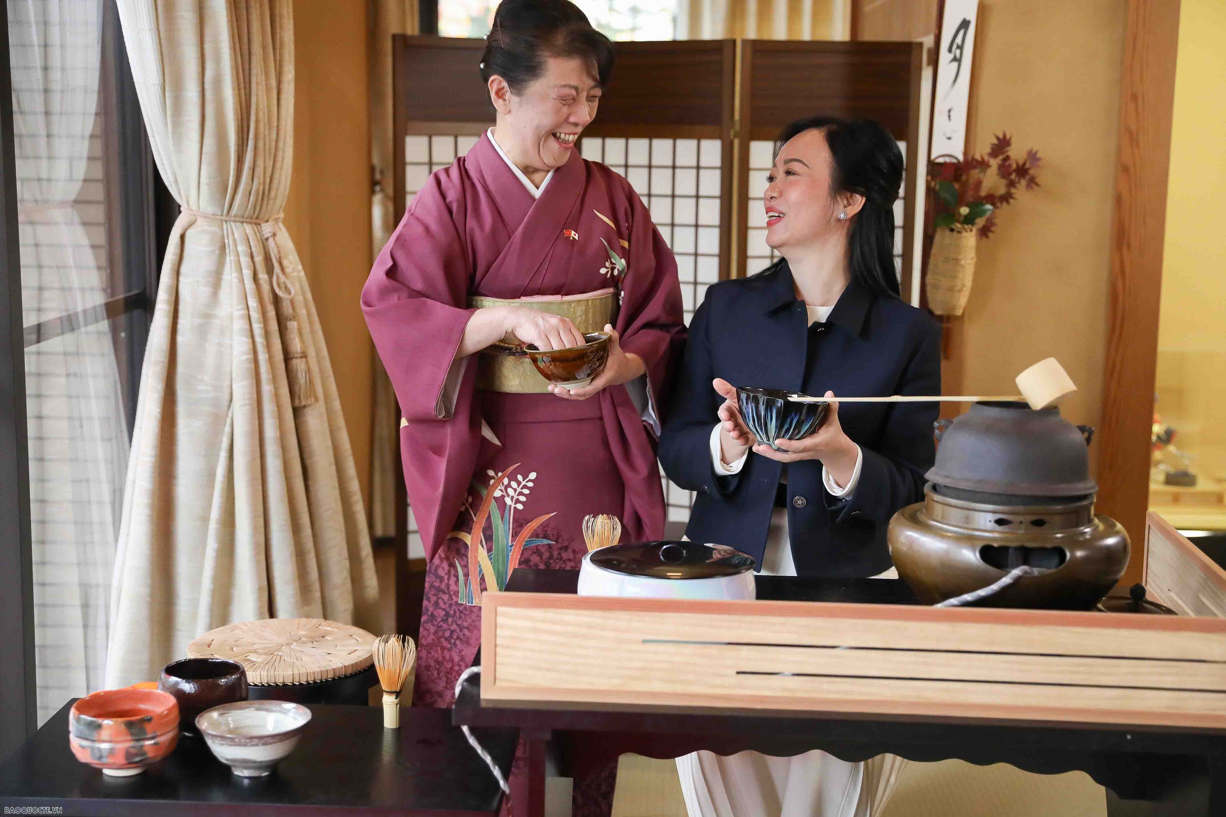 Phu nhân Chủ tịch nước trải nghiệm làm sushi, pha trà đạo và đồ thủ công truyền thống của Nhật Bản
