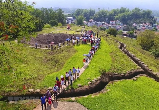 Visitors to Hill A1 in Dien Bien province (Photo: VNA)