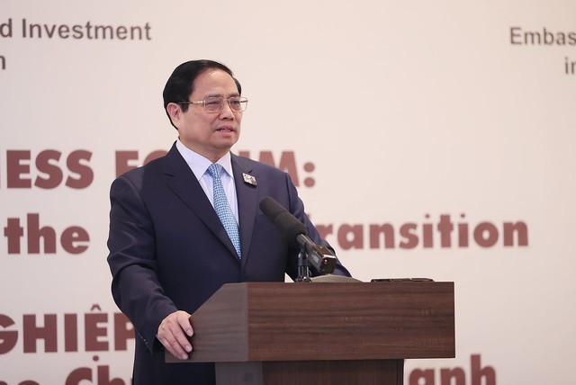 Thủ tướng nhấn mạnh, chuyển đổi xanh cùng với chuyển đổi số, đổi mới sáng tạo là yêu cầu khách quan, lựa chọn chiến lược và ưu tiên hàng đầu của Việt Nam - Ảnh: VGP/Nhật Bắc