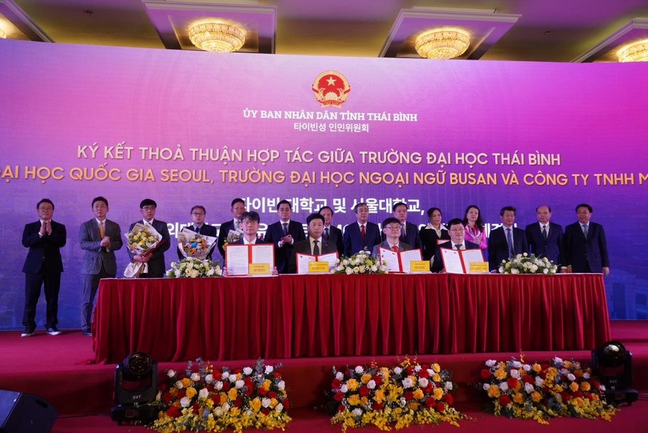 Đại diện lãnh đạo Đảng, Nhà nước của Việt Nam và Hàn Quốc, tỉnh Thái Bình chứng kiến lễ ký kết thỏa thuận hợp tác giữa doanh nghiệp Việt Nam và Hàn Quốc.