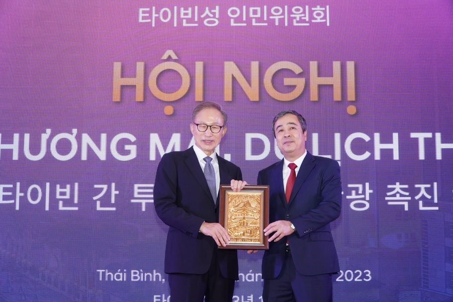 Bí thư tỉnh ủy Thái Bình Ngô Đông Hải trao quà lưu niệm cho Cựu Tổng thống Hàn Quốc Lee Myung-bak tại Hội nghị.
