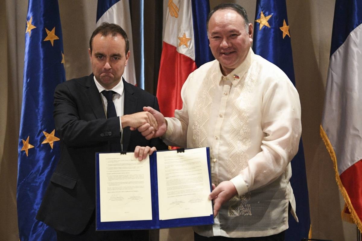 Bộ trưởng Quốc phòng Philippines Gilbert Teodoro (phải) và người đồng cấp Pháp Sebastien Lecornu ký thỏa thuận hợp tác tại Manila ngày 2/12. (Nguồn: AFP)