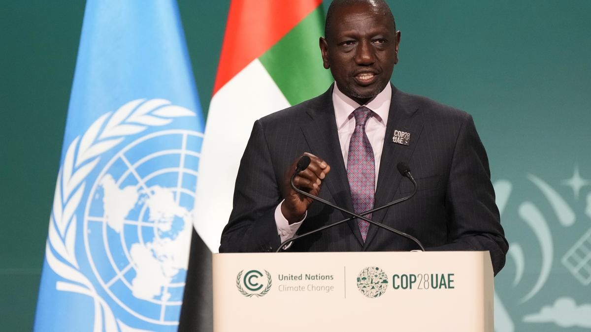 Tổng thống Kenya William Ruto phát biểu trong phiên họp toàn thể tại Hội nghị thượng đỉnh về biến đổi khí hậu của Liên hợp quốc COP28 vào ngày 1/12 tại Dubai, UAE. (Nguồn: AP)