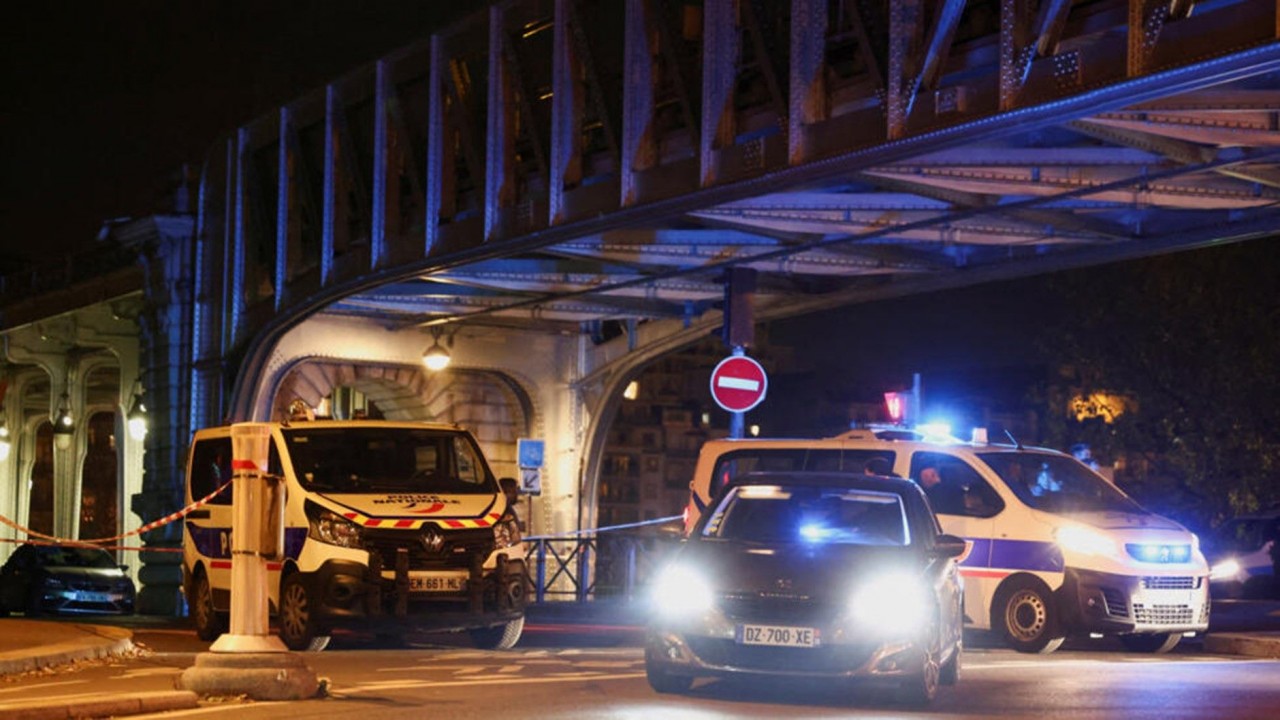 Cảnh sát Pháp bảo vệ lối vào cầu Bir-Hakeim sau sự cố an ninh ở Paris, Pháp ngày 2/12/2023. (Nguồn: Reuters)