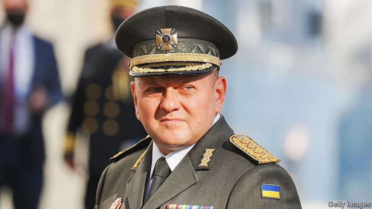 (12.03) Báo Ukraine nhận định Tổng Tư lệnh VSU Valery Zaluzhny có thể là đối thủ đáng gờm của ông Volodymyr Zelensky nếu có bầu cử Tổng thống Ukraine. (Nguồn: Getty Images)