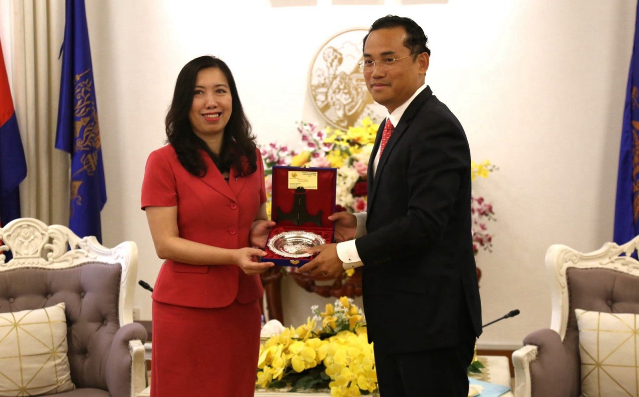 Thứ trưởng Lê Thị Thu Hằng thăm và làm việc tại Campuchia