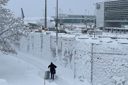 Tuyết rơi kỷ lục tại Đức, hàng trăm chuyến bay bị hủy