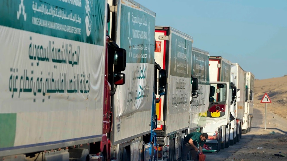 (12.03) Các xe tải chở hàng viện trợ nhân đạo tiếp tục tiến vào dải Gaza. (Nguồn: AP)