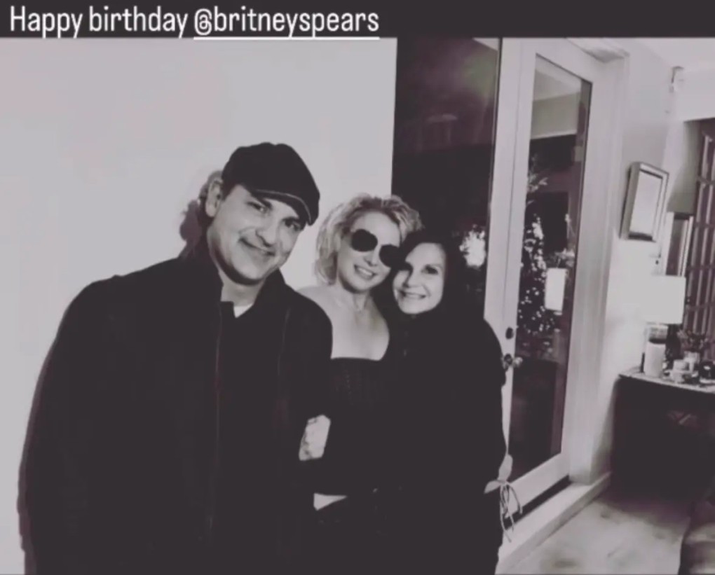 Britney Spears mừng sinh nhật tuổi 42 bên mẹ và anh trai