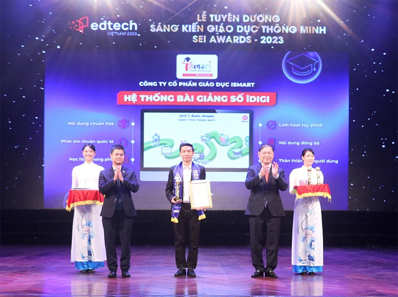 Đại diện iSMART Education nhận giải cho hạng mục Ảnh hưởng Giáo dục của năm tại Lễ tuyên dương Sáng kiến Giáo dục thông Minh - SEI Awards 2023