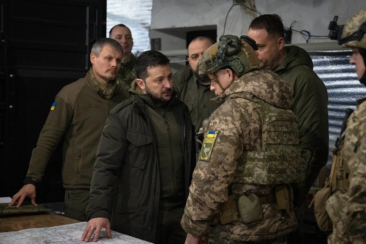 Tổng thống Ukraine Volodymyr Zelensky trao đổi với chỉ huy lực lượng mặt đất nước này, Đại tá Oleksandr Syrsky, trong chuyến thăm thành phố tiền tuyến Kupiansk, vùng Kharkov, Ukraine, ngày 30/11. (Nguồn: AP)