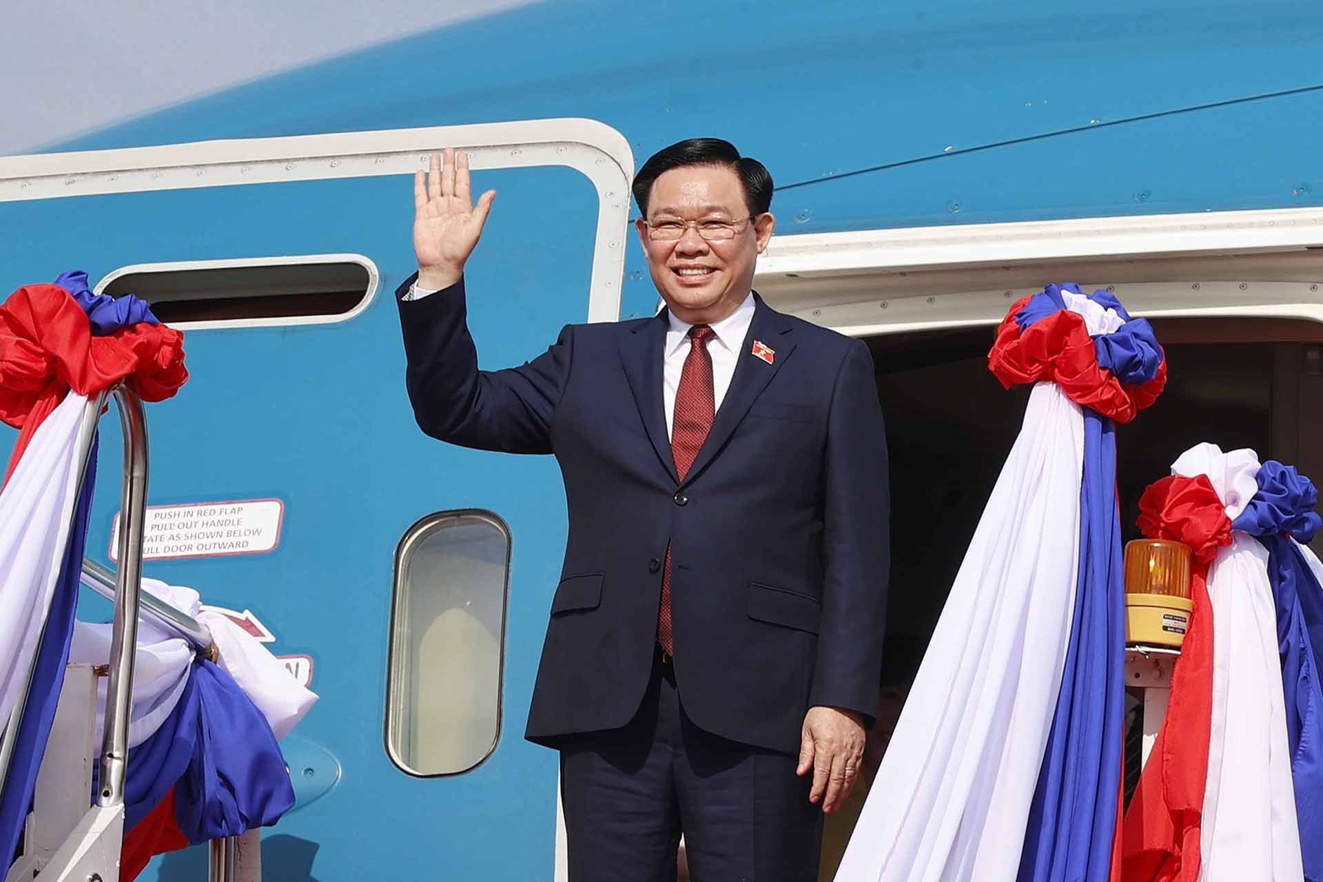 Chủ tịch Quốc hội đến Vientiane, bắt đầu tham dự Hội nghị cấp cao Quốc hội ba nước Campuchia - Lào - Việt Nam lần thứ nhất