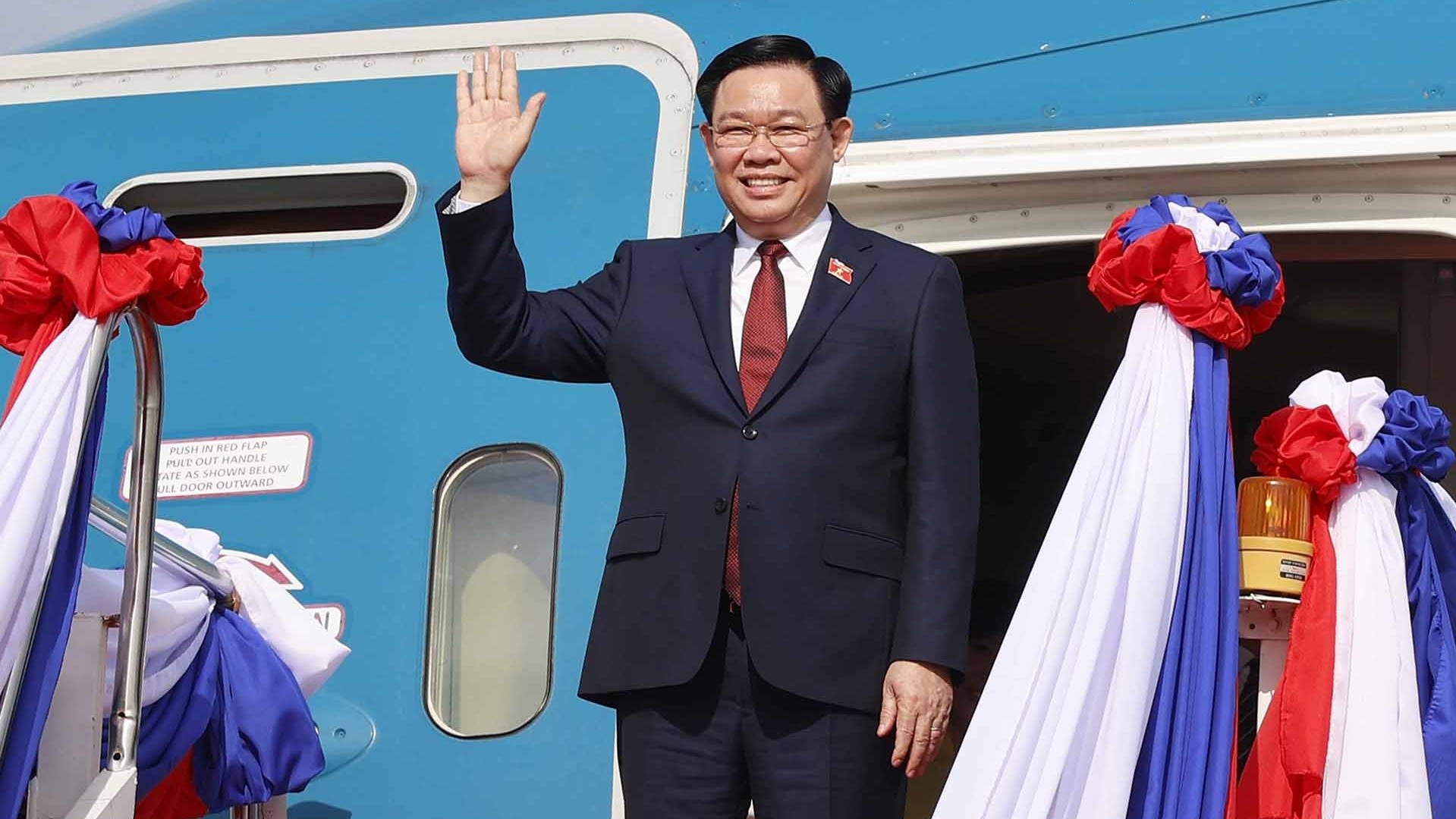 Chủ tịch Quốc hội Vương Đình Huệ đến Vientiane, tham dự Hội nghị cấp cao Quốc hội ba nước CLV lần thứ nhất; thăm và làm việc tại Lào