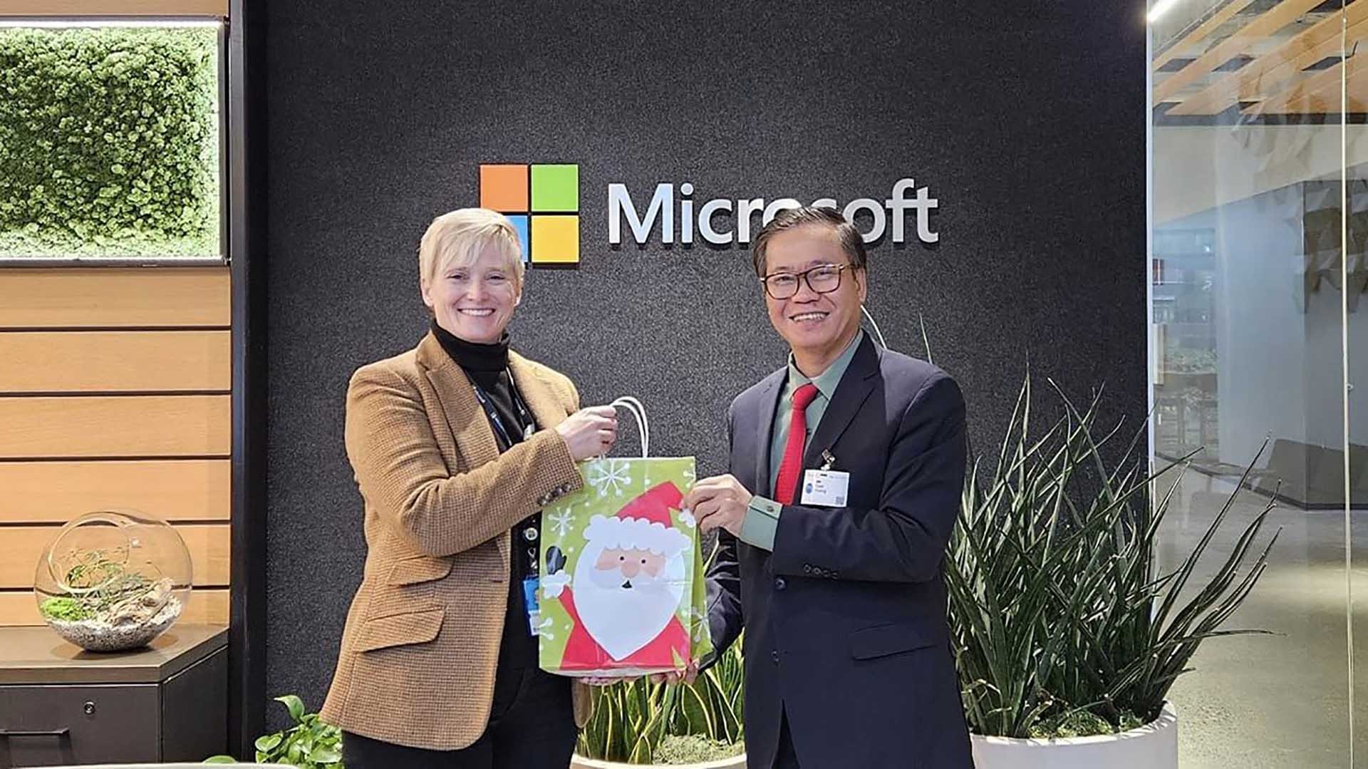 Tổng lãnh sự Hoàng Anh Tuấn làm việc với Microsoft. 