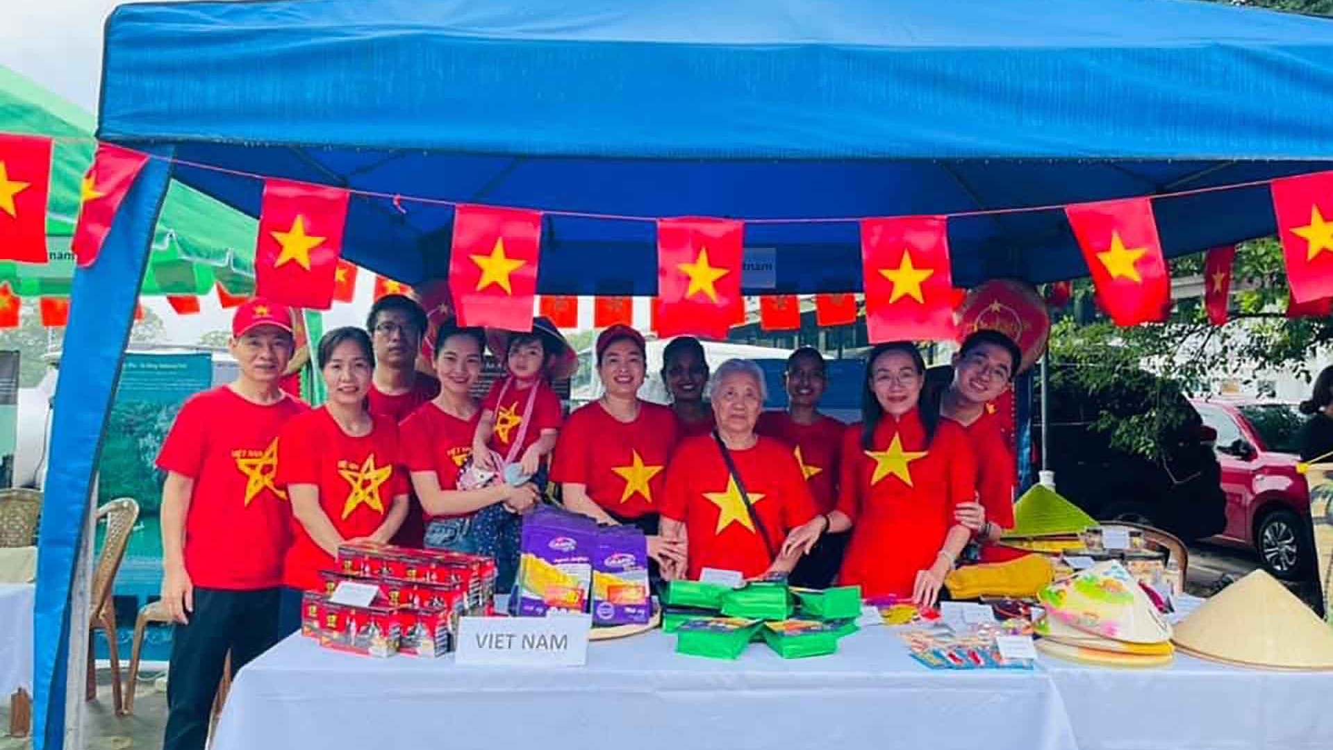 Đại sứ quán Việt Nam tại Sri Lanka tham gia Hội chợ từ thiện quốc tế năm 2023
