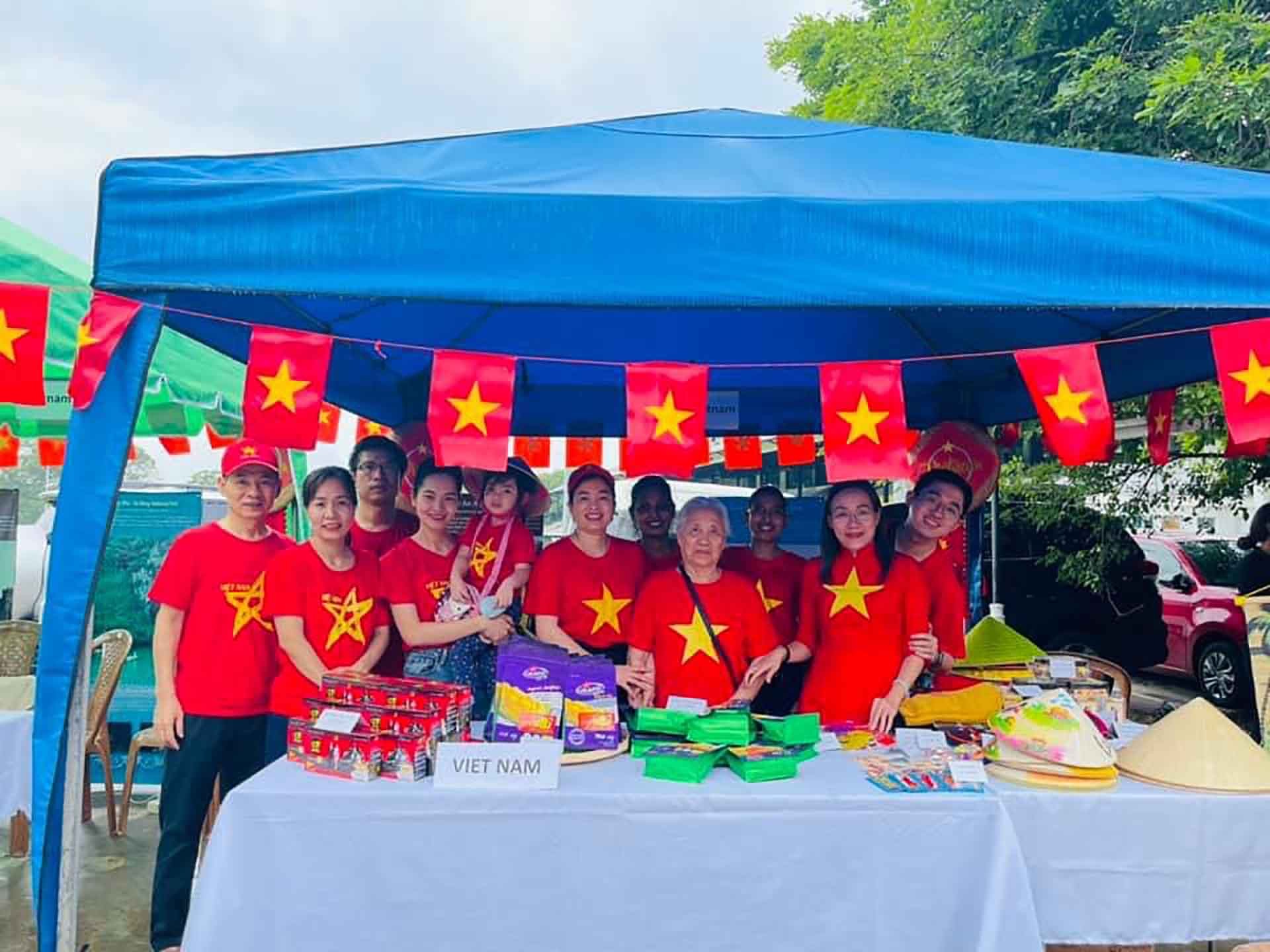 Thành viên Đại sứ quán Việt Nam tại Sri Lanka tham gia sự kiện.