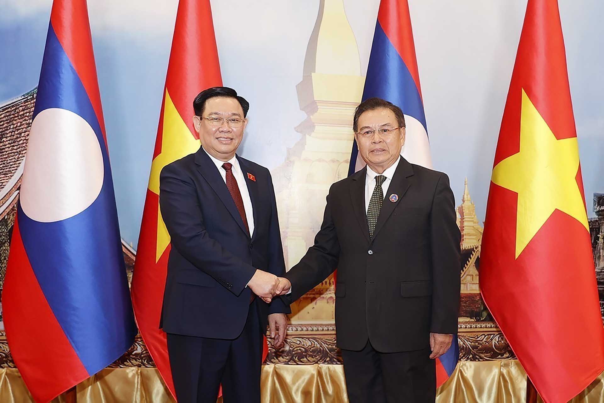 Chủ tịch Quốc hội Vương Đình Huệ và Chủ tịch Quốc hội Lào Saysomphone Phomvihane chụp ảnh chung. (Nguồn: TTXVN)
