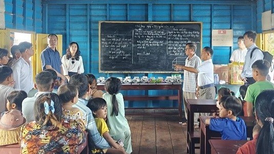 Thứ trưởng Bộ Ngoại giao Lê Thị Thu Hằng thăm bà con gốc Việt tại Campuchia