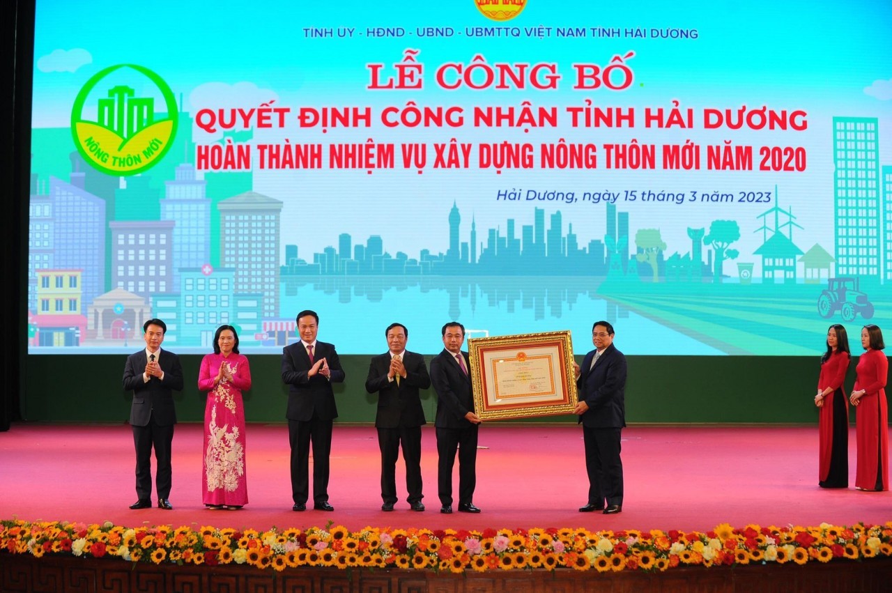 Thủ tướng Phạm Minh Chính trao quyết định công nhận tỉnh Hải Dương hoàn thành nhiệm vụ xây dựng nông thôn mới ngày 15/3/2023.