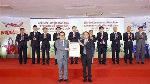 NA Chairman Vuong Dinh Hue witnesses signing of cooperation agreement between Vietjet Air, Lao Airlines